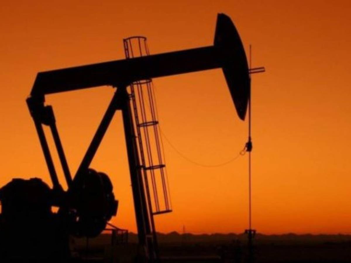 Petróleo sigue subiendo en mercado tensionado por oferta escasa