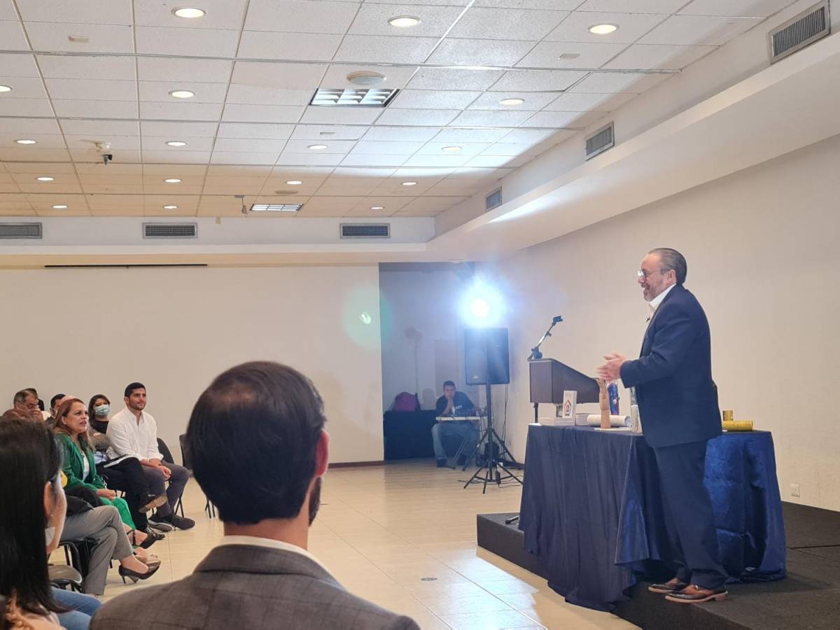 Miguel de Merodio en la presentación de su libro en San Salvador. Miguel de Merodio en la presentación de su libro en San Salvador.