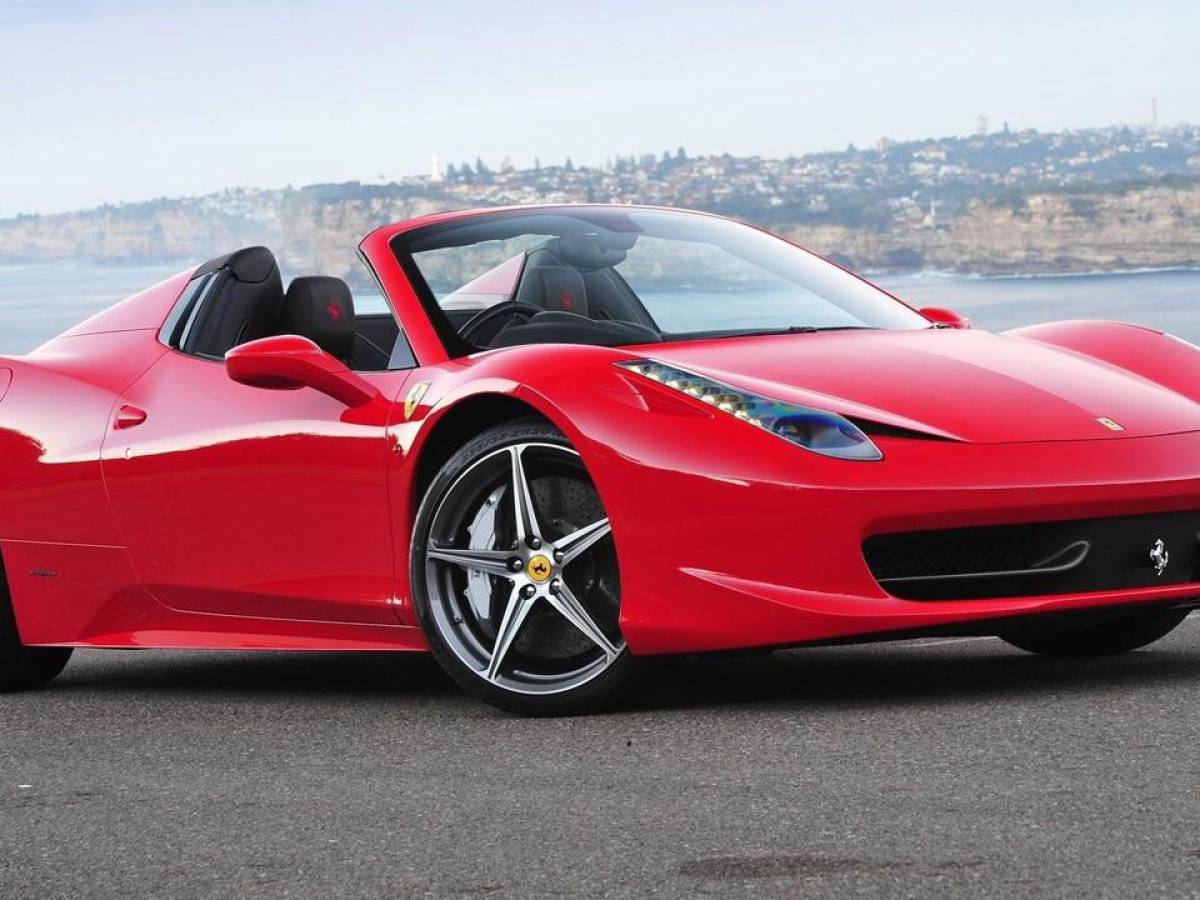 Ferrari apuesta a que en 2030 sus autos sean en un 80% eléctricos e híbridos