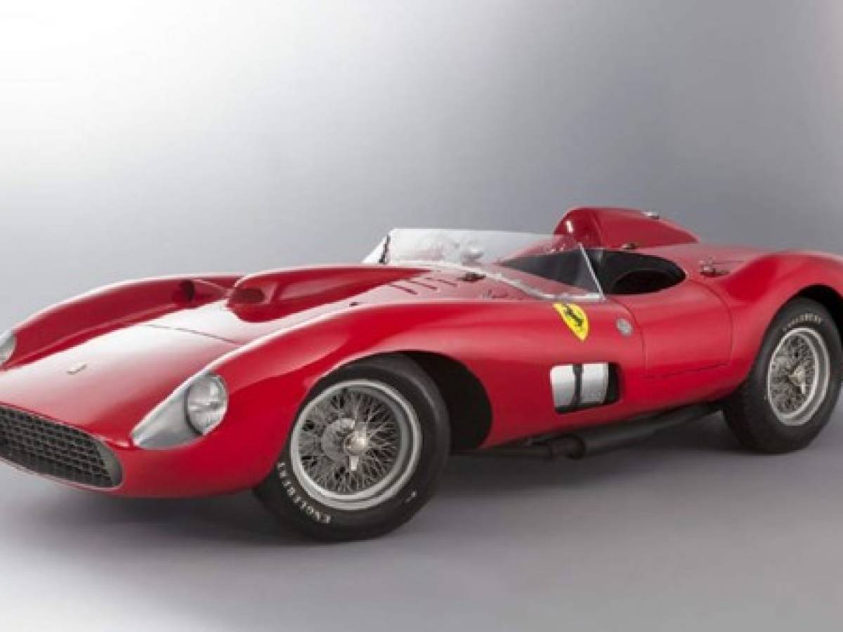 Un Ferrari vendido por la suma récord de US$35 millones en subasta en París