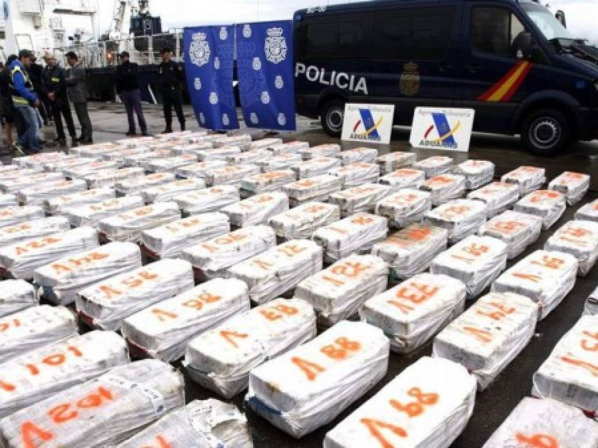 Policía salvadoreña incauta 795 kilos de cocaína flotando en el mar
