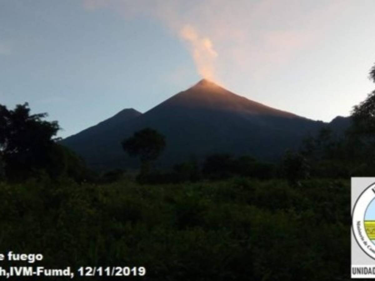 Volcán de Fuego de Guatemala registra explosiones y lanza ceniza