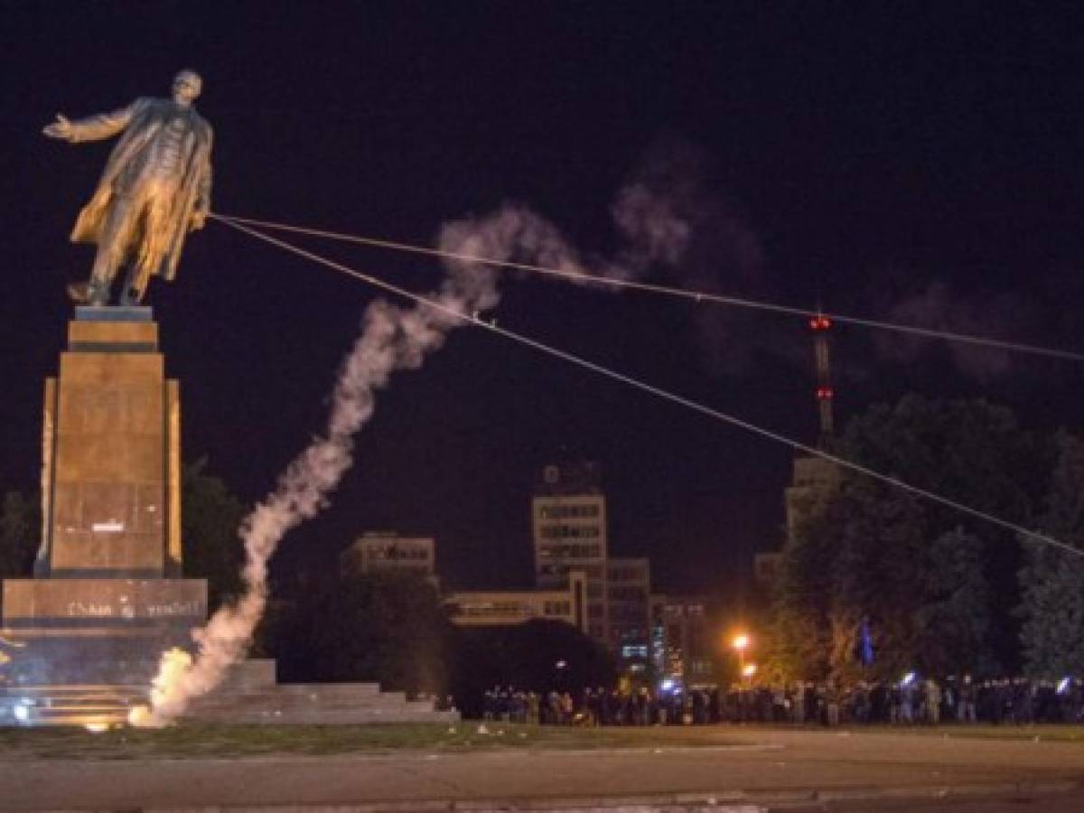 Derriban estatuas de Lenin en Ucrania