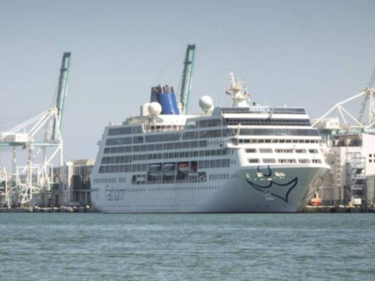 Atraca en La Habana el primer crucero entre EEUU y Cuba en medio siglo