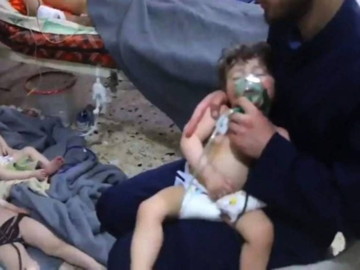 Decenas de personas mueren en un posible ataque con armas químicas en Siria