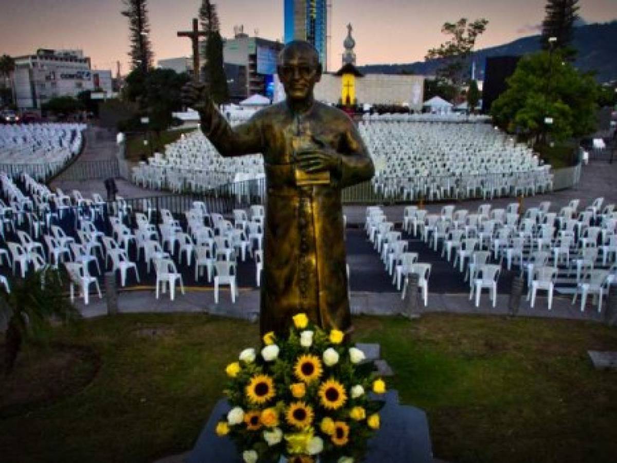 La estatua de San Monseñor Óscar Arnulfo Romero permanece llena de flores previo a la Beatificación de los Sacerdotes Rutilio Grande y el italiano Cosme Spessoto, quienes junto a dos laicos suben a los altares de la Iglesia Católica, este sábado 22 de enero de 2022.Estrategia y Negocios Foto/ Salvador Melendez La estatua de San Monseñor Óscar Arnulfo Romero permanece llena de flores previo a la Beatificación de los Sacerdotes Rutilio Grande y el italiano Cosme Spessoto, quienes junto a dos laicos suben a los altares de la Iglesia Católica, este sábado 22 de enero de 2022.Estrategia y Negocios Foto/ Salvador Melendez