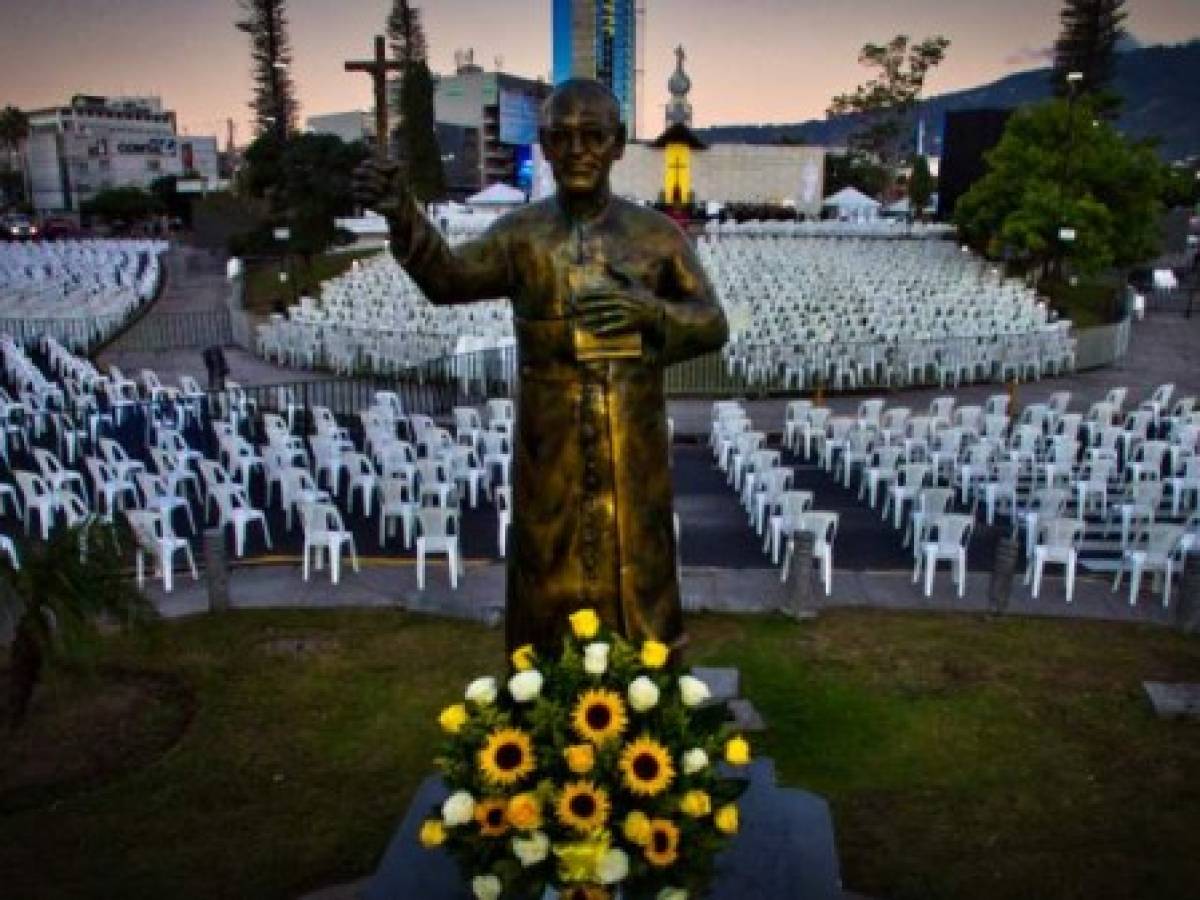 La estatua de San Monseñor Óscar Arnulfo Romero permanece llena de flores previo a la Beatificación de los Sacerdotes Rutilio Grande y el italiano Cosme Spessoto, quienes junto a dos laicos suben a los altares de la Iglesia Católica, este sábado 22 de enero de 2022.Estrategia y Negocios Foto/ Salvador Melendez