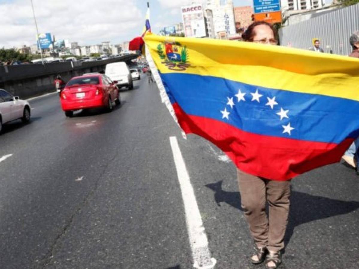 Venezuela: Maduro anuncia cierre de espacio aéreo y frontera con Brasil