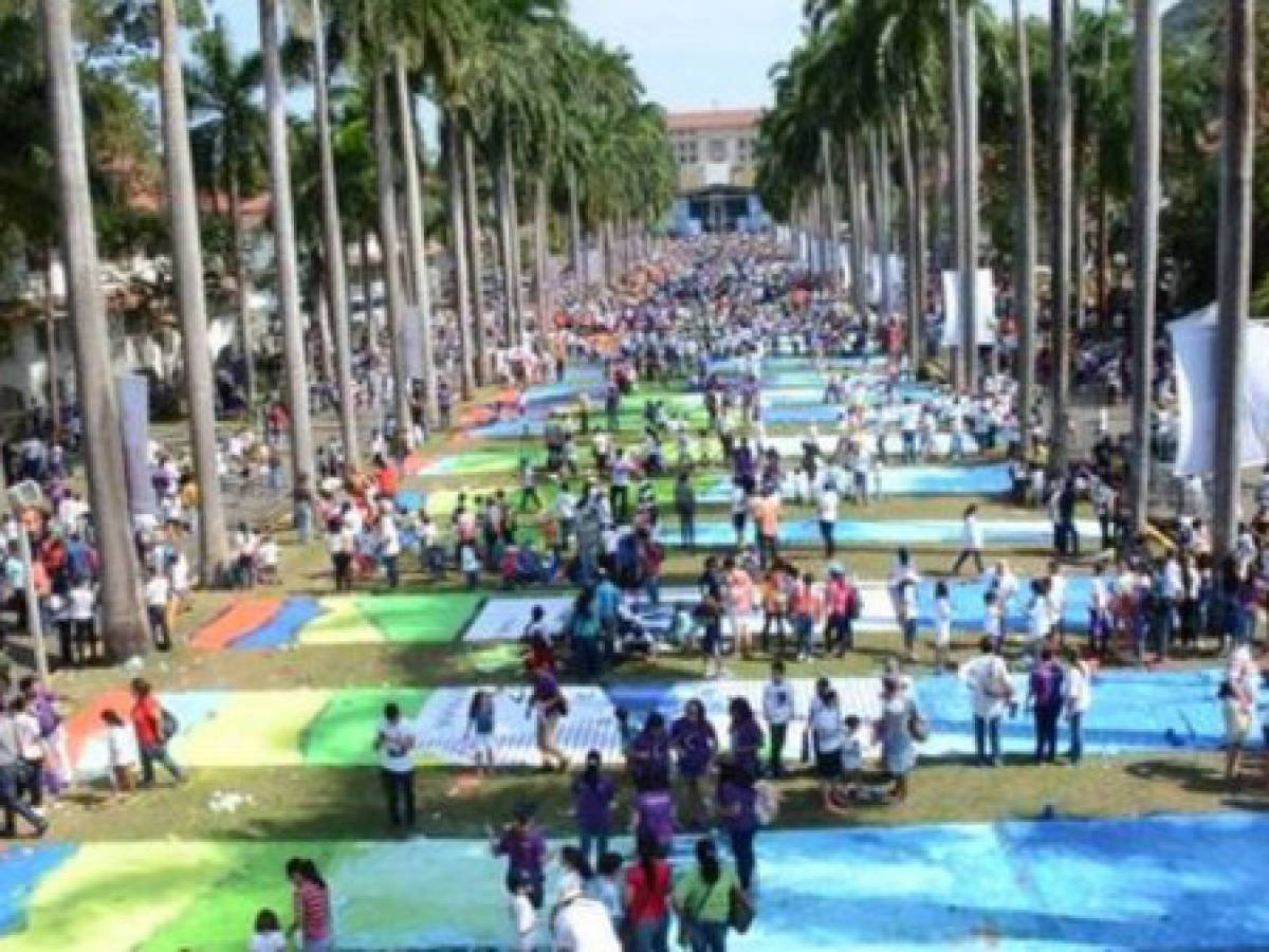 Panamá bate Guinness con más de 5.000 niños pintando un mural