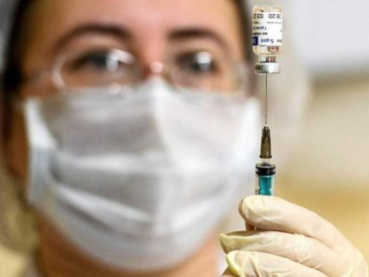 Rusia comienza campaña de vacunación masiva contra COVID-19 con 'Sputnik V'