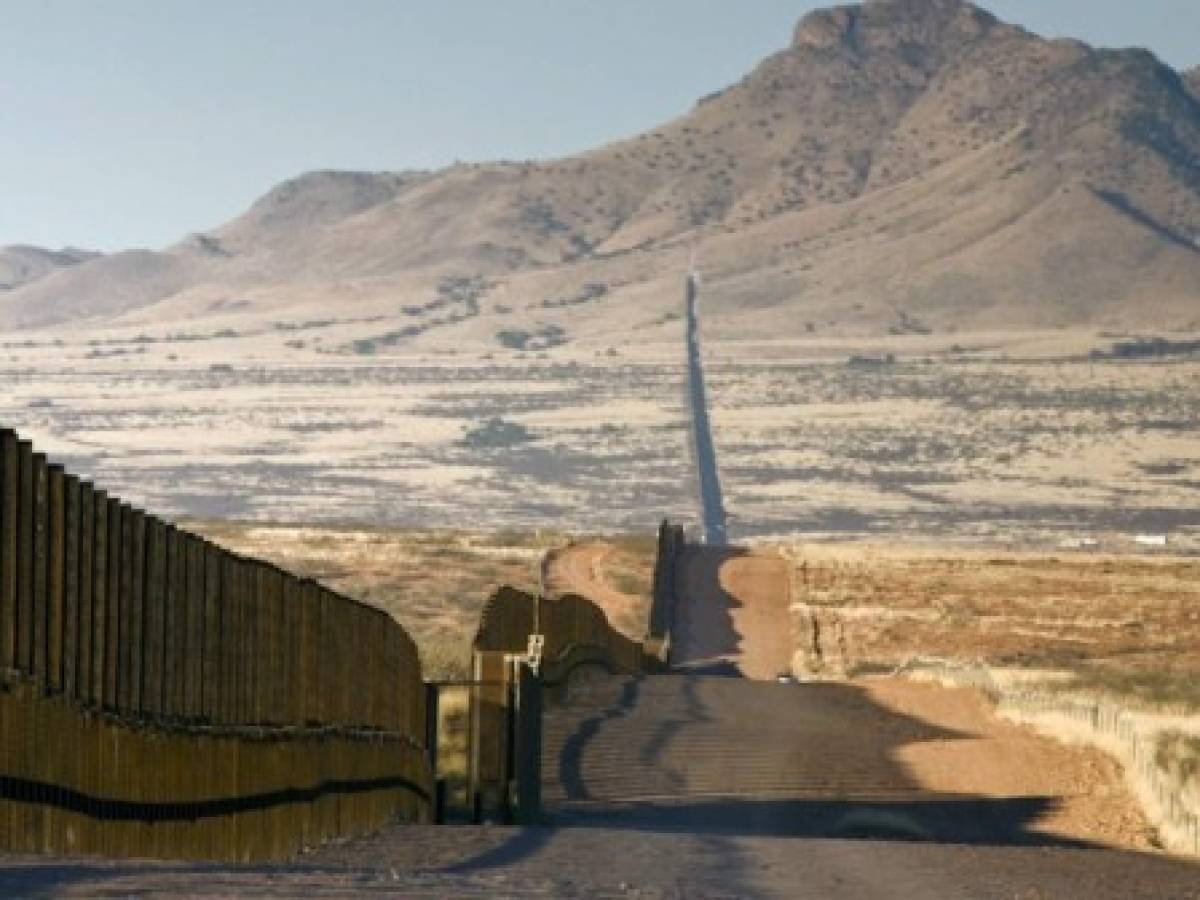 Estados Unidos entrega contratos para más prototipos de muro
