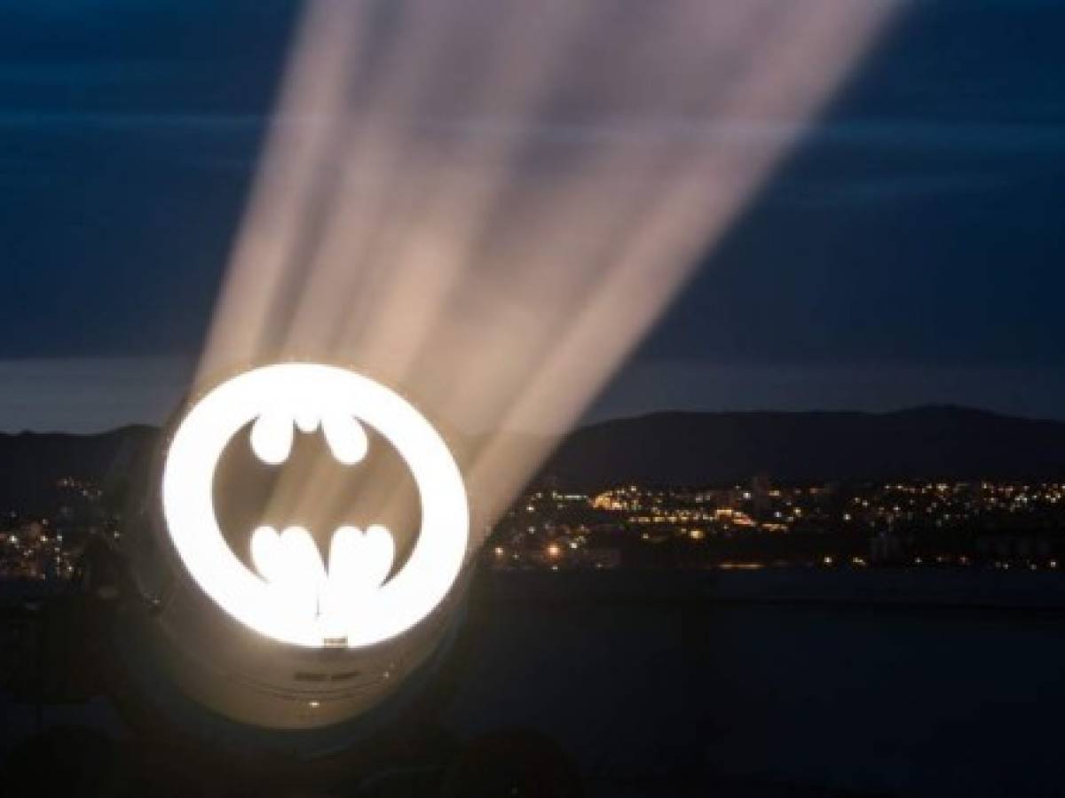 La batiseñal brilla en varias ciudades en los 80 años de Batman