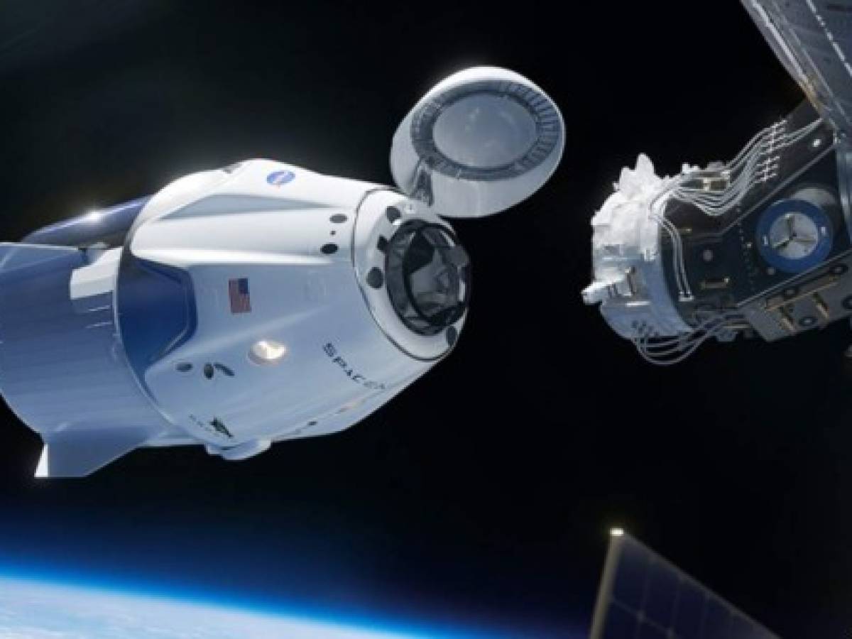 SpaceX anuncia sociedad para enviar turista a la órbita profunda