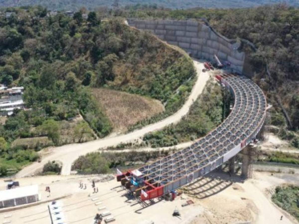 'Puente 15', al concluir el lanzamiento y estar en su posición final se acumuló un margen de error total de apenas 2mm. Foto Steelmax. 'Puente 15', al concluir el lanzamiento y estar en su posición final se acumuló un margen de error total de apenas 2mm. Foto Steelmax.