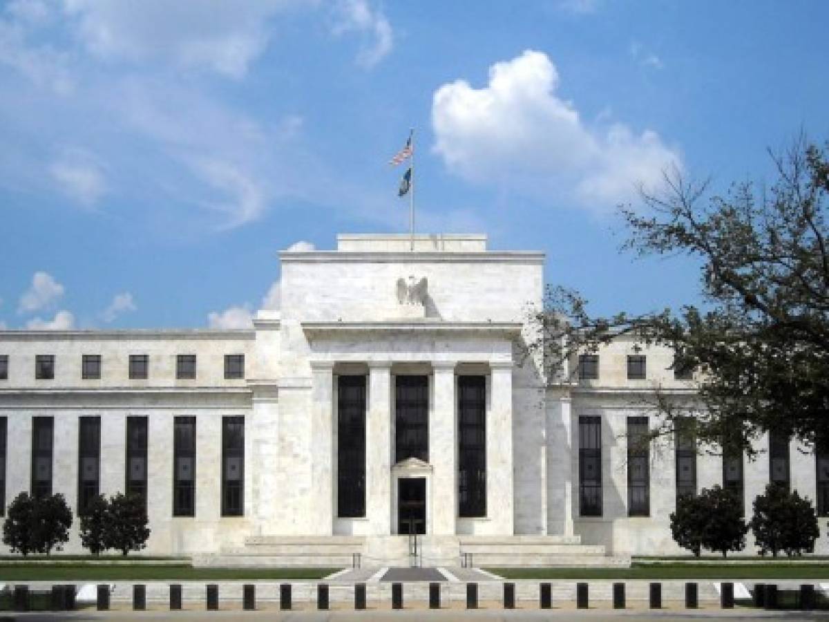 Anuncio de la Fed hace bajar a Wall Street