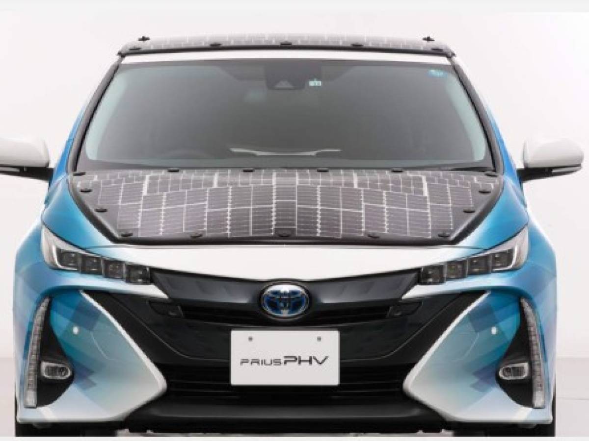 Toyota prepara su carro eléctrico que se cargará con paneles solares
