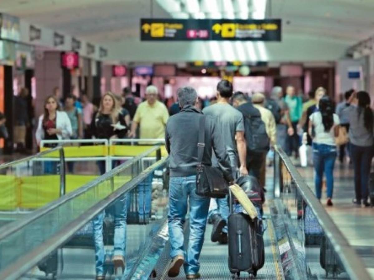 IATA insta a no establecer cuarentenas obligatorias para pasajeros