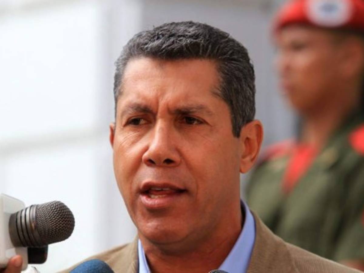 Bajo dudas, el rival del presidente Maduro sacude elecciones en Venezuela