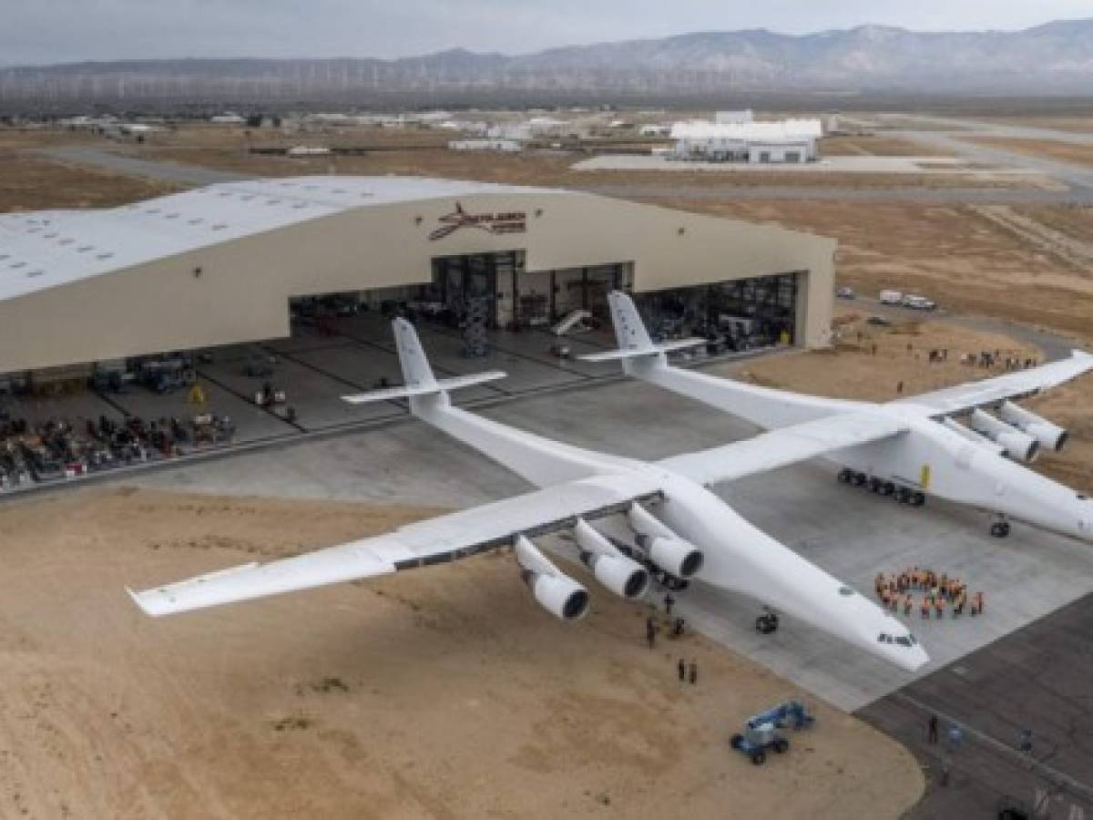 El avión más grande del mundo sale por primera vez del hangar y es impresionante