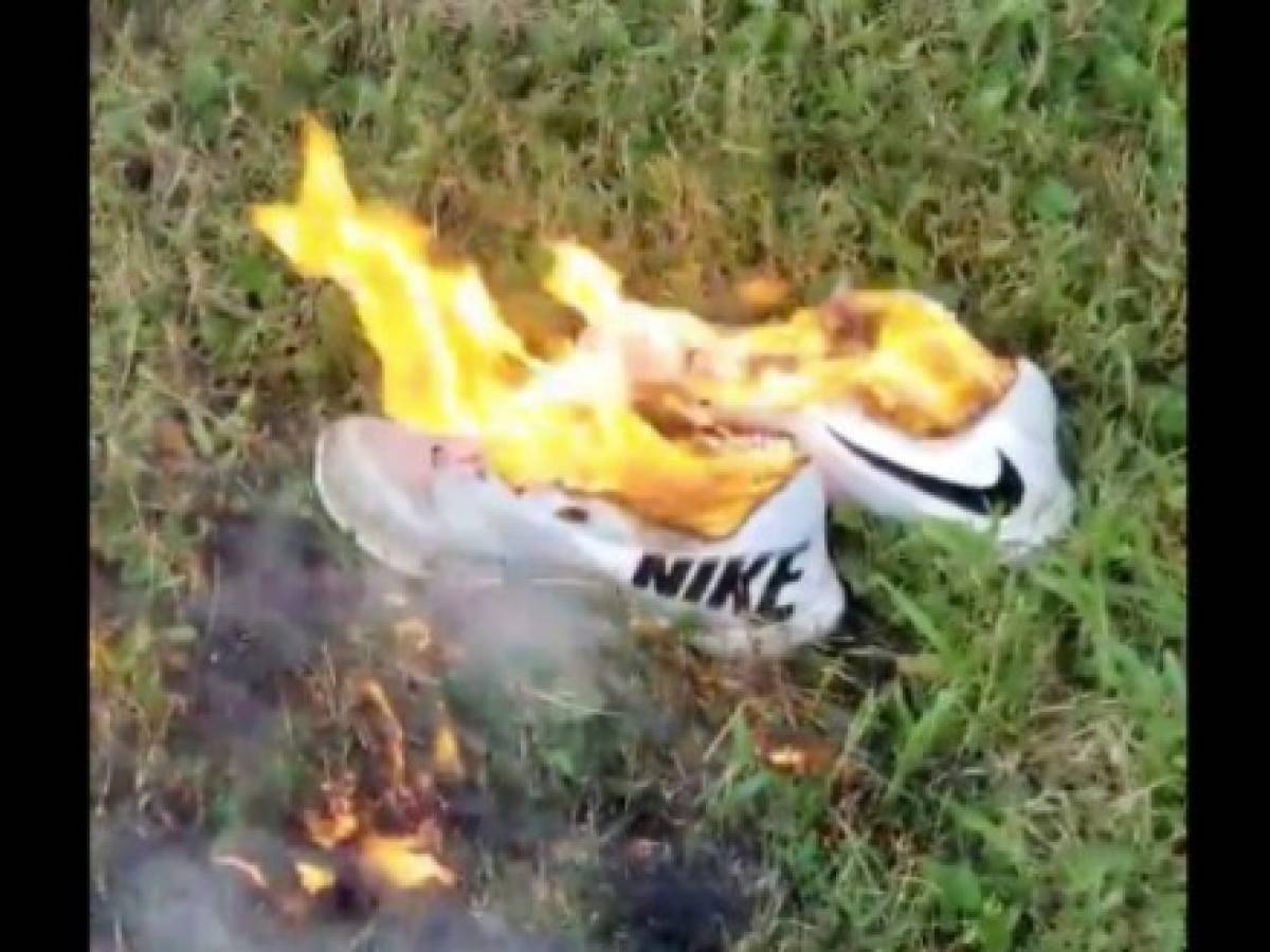 Por esto es que cientos de personas queman sus prendas Nike