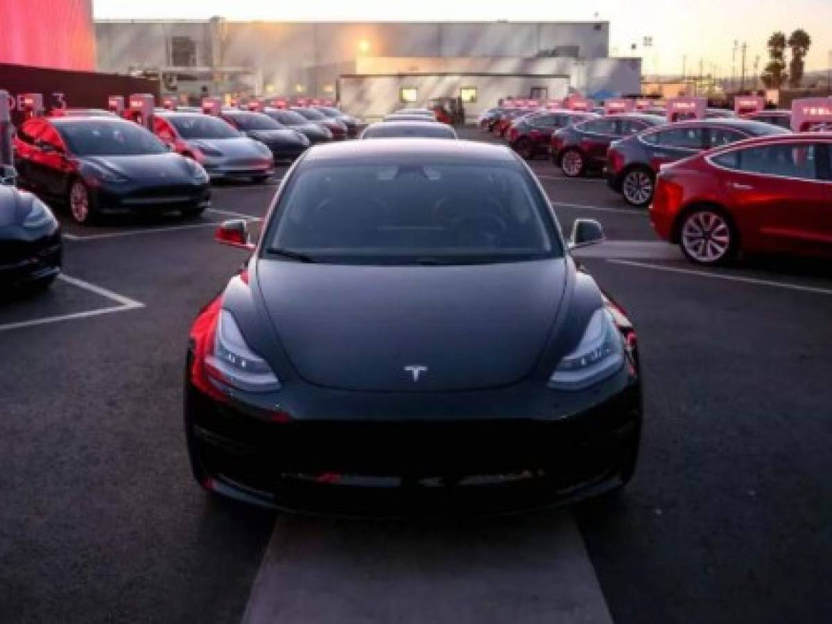 Tesla anuncia más pérdidas y demoras de producción del Model 3