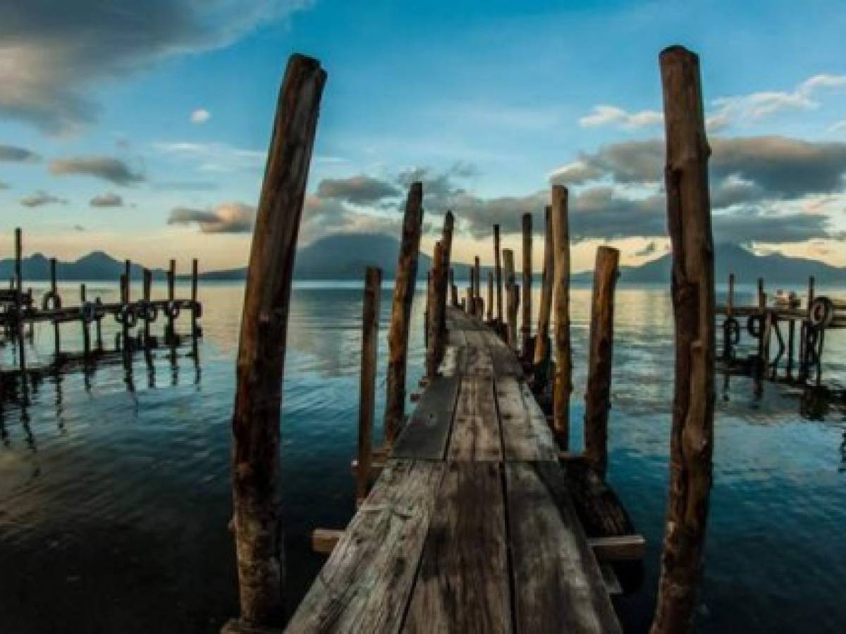 Panajachel ofrece una vista espectacular de los volcanes de San Pedro, Tolimán y Atitlán. Foto Visita Centroamérica