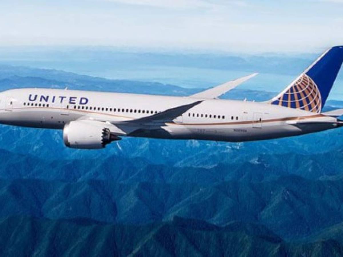 United Airlines sigue en rojo pero espera repunte del tráfico aéreo