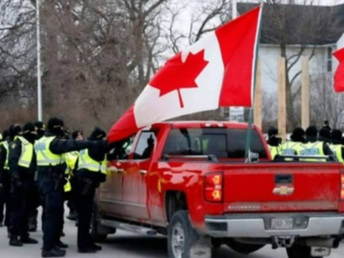 Canadá arresta a manifestantes con armas y municiones en frontera con EU