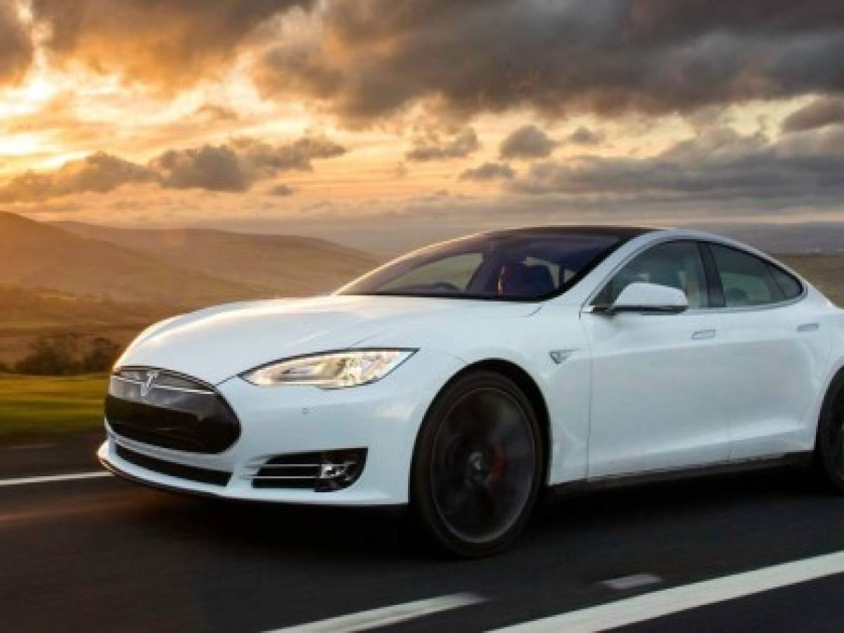 Tesla dice haber armado carro comercial más rápido del mundo