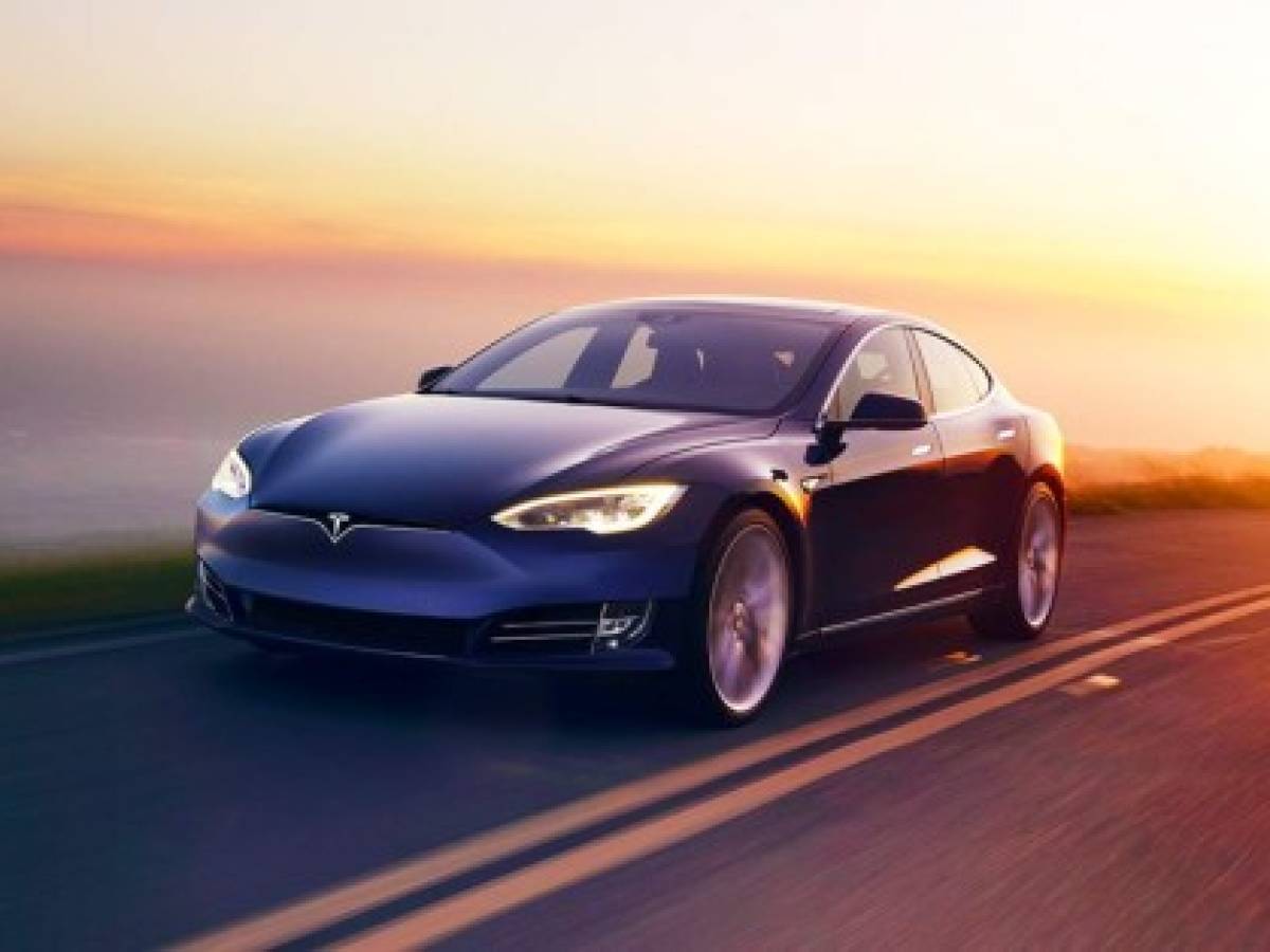 Tesla 'quema' medio millón de dólares por hora