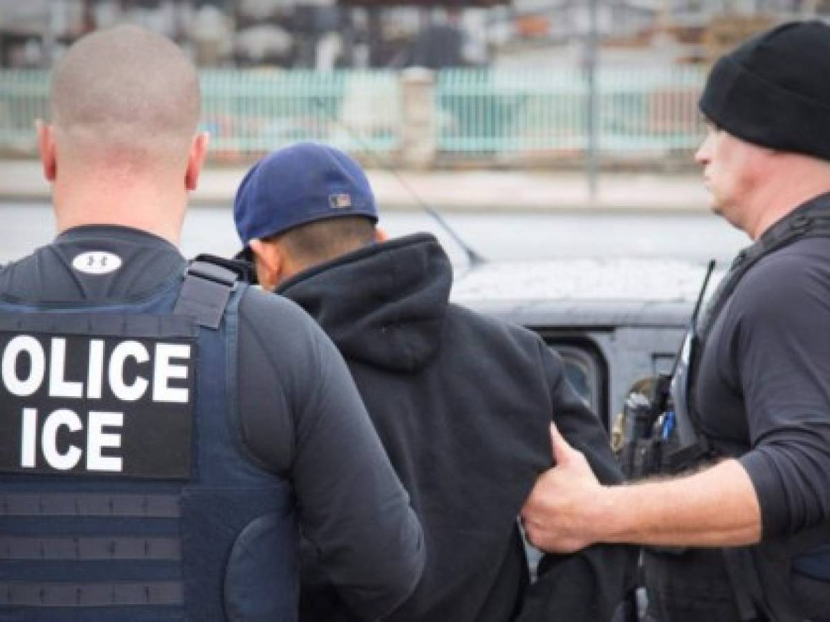 Arrestan a casi 500 indocumentados en operativo de ICE en ciudades santuario