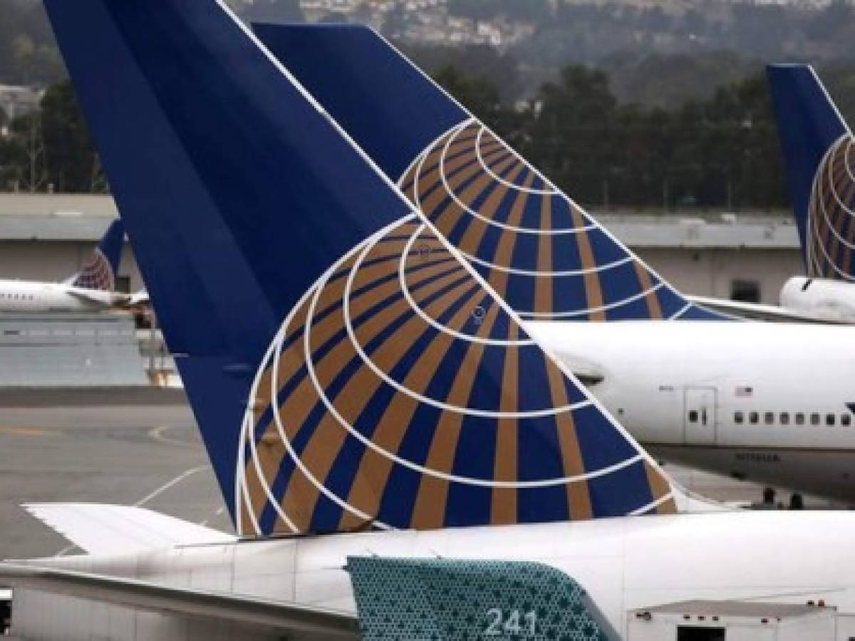 United Airlines niega ingreso a vuelo por usar 'leggings'