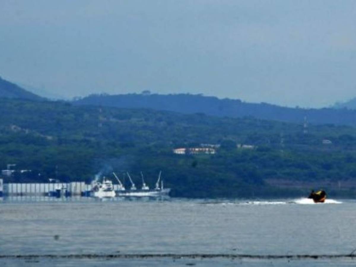 Conejo está frente al puerto de La Unión Centroamericana, en El Salvador. A finales de abril, la fracción legislativa del izquierdista Frente Farabundo Martí para la Liberación Nacional (FMLN), que hoy gobierna de El Salvador, pidió en una moción ante el pleno, de 84 diputados, una reforma constitucional incorporando la propiedad de Conejo y otros islotes. en el Golfo de Fonseca.