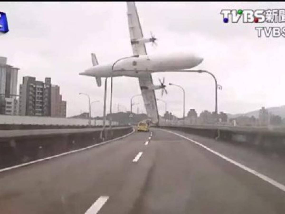 Avión se estrelló con puente en Taiwán