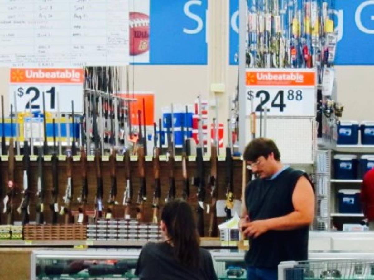 Walmart seguirá vendiendo armas pese a dos tiroteos en sus tiendas esta semana