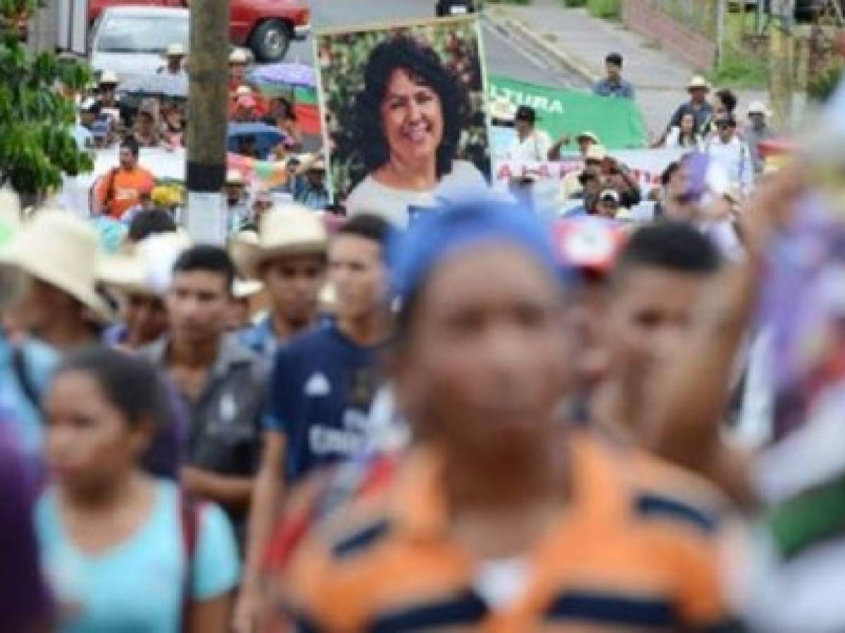 Hundreds of indigenous Hondurans and peasants march on August 17, 2016 in Tegucigalpa in Tegucigalpa demanding justice for the murder of indigenous environementalist Berta Caceres last July. / AFP PHOTO / ORLANDO SIERRA