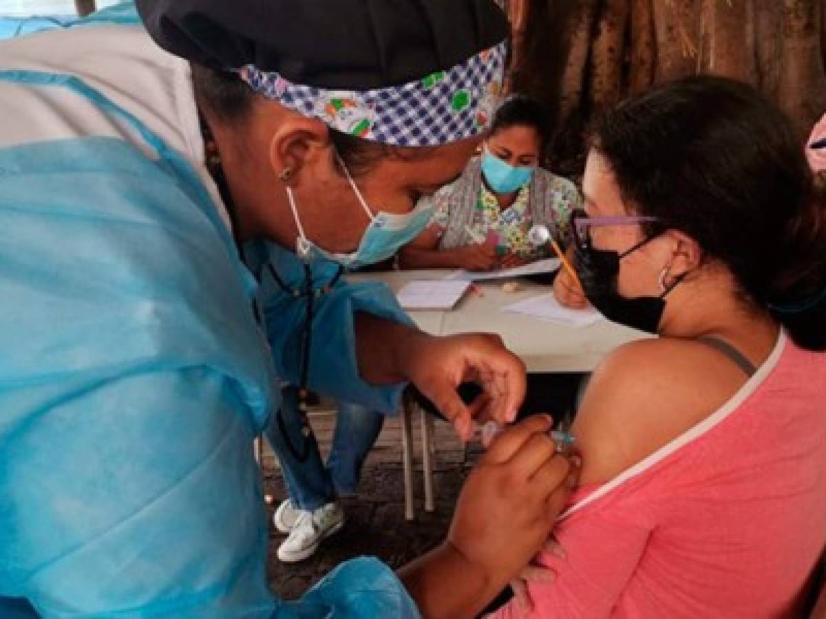 Honduras anuncia un plan para vacunar a nicaragüenses en la frontera y a jornaleros del café extranjeros