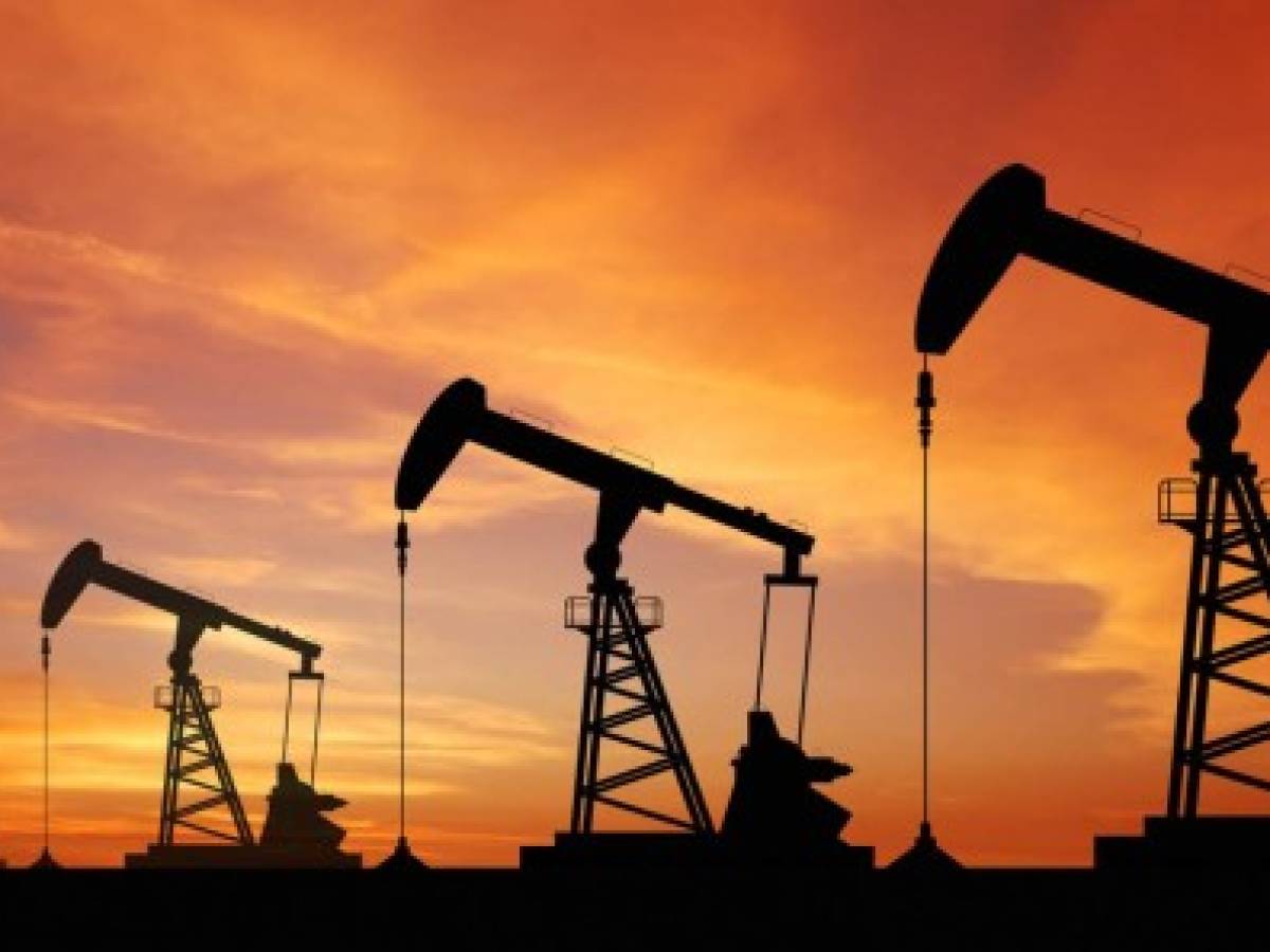 Arabia Saudita sube precios oficiales del petróleo