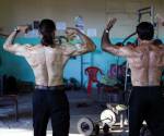 <i>Los hermanos sordos y excampeones nicaragüenses de culturismo Walter (i) y Carlos Pérez posan para una fotografía en su gimnasio en Santa Teresa, departamento de Carazo, Nicaragua. FOTO OSWALDO RIVAS/AFP</i>
