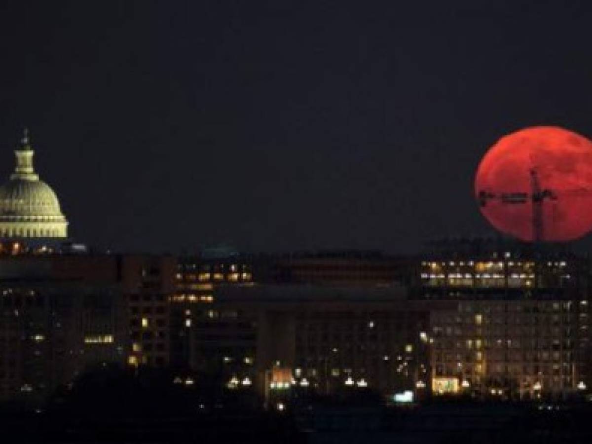 La Luna llena del domingo 3 de diciembre es la primera de tres eventos lunares que se repetirán el 1 y 31 de enero de 2018. Se llama Súper Luna cuando la fae ocurre en el perigeo, en el momento en el que el satélite terrestre está más cerca de la tierra.