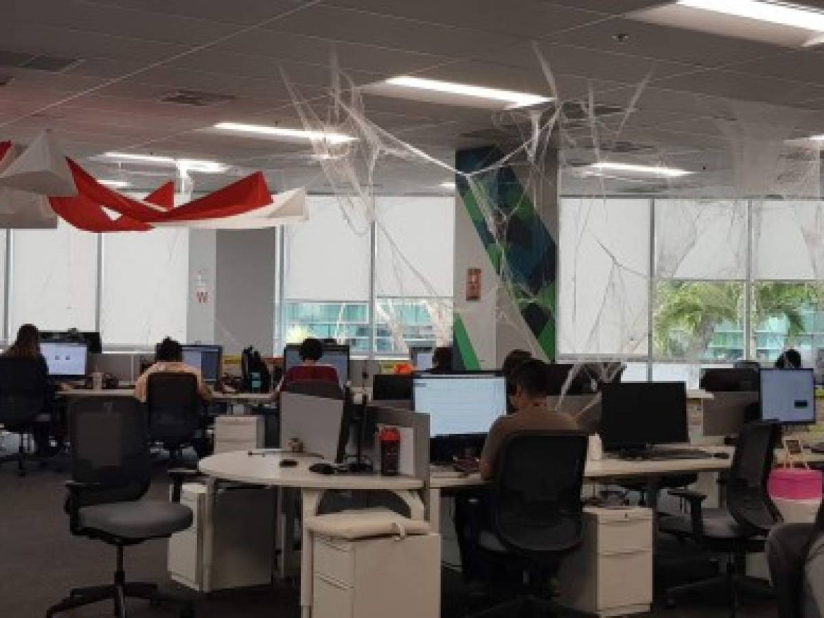 Así se ve el Centro de Excelencia de Uber en octubre previo a Halloween, en Costa Rica. Foto de Claudia Contreras