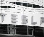 <i>(ARCHIVOS) El logotipo de Tesla se ve en la tienda Santa Monica Place en Santa Mónica, California, el 20 de marzo de 2023. Tesla planea despedir a más del 10 por ciento de su fuerza laboral global, informó el sitio de noticias Electrek el 15 de abril. 2024, publicación de un correo electrónico del director ejecutivo, Elon Musk, anunciando los recortes.FOTO Patrick T. Fallon / AFP</i>