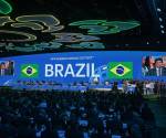 <i>El presidente de la Asociación Brasileña de Fútbol, Ednaldo Rodrigues, está rodeado por su delegación mientras pronuncia un discurso después de que Brasil gane su candidatura para albergar la Copa Mundial Femenina de 2027 durante el 74º Congreso de la FIFA en Bangkok el 17 de mayo de 2024. FOTO Lillian SUWANRUMPHA / AFP</i>