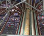 <i>Esta captura de video, creada a partir de un vídeo de AFP tomado el 11 de abril de 2024, muestra las vidrieras del interior de la catedral de Notre-Dame de París en restauración desde el devastador incendio que la asoló el 15 de abril de 2019. FOTO Mathilde BELLENGER / AFP</i>