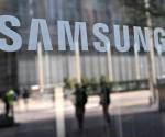 <i>(ARCHIVOS) La gente pasa junto al logotipo de Samsung exhibido en una puerta de vidrio en el edificio Seocho de la compañía en Seúl el 5 de abril de 2024. El 15 de abril de 2024, Estados Unidos anunció subvenciones de hasta 6.400 millones de dólares al gigante surcoreano de semiconductores Samsung para producir chips de última generación en Texas. FOTO Jung Yeon-je / AFP</i>