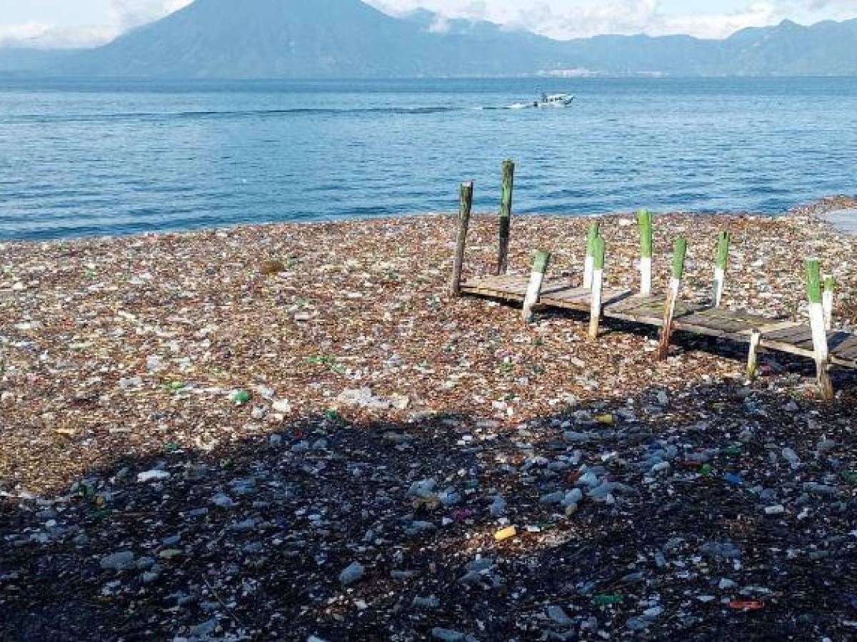 Guatemala: Basura y desechos plásticos se acumulan en Lago de Atitlán