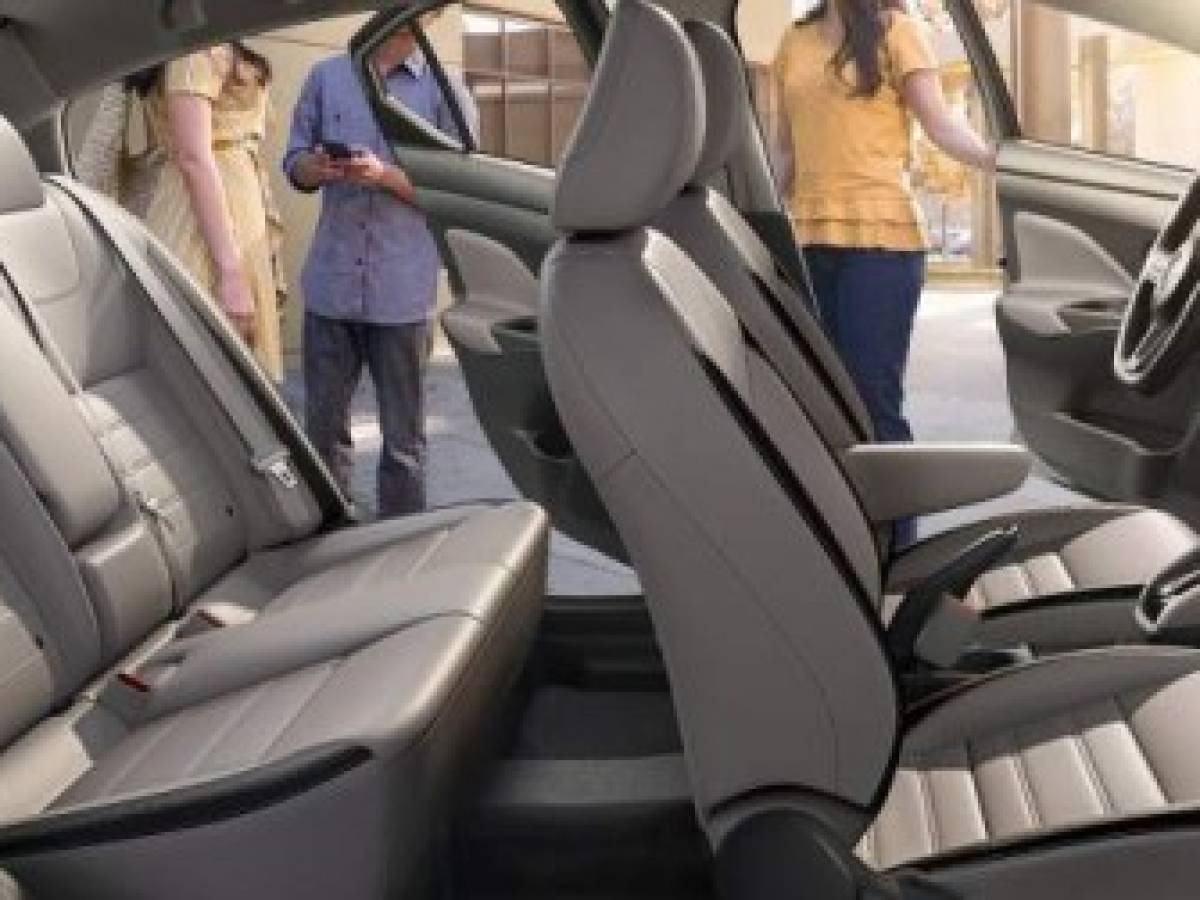 Al interior del nuevo Nissan Versa 2020, el conductor y los pasajeros encontrarán una cabina totalmente rediseñada que conserva su amplio espacio interior, con nuevos materiales de alta calidad, delicados acabados brillantes e insertos tipo piel en doble tono, tanto en tablero como en asientos, que dan a este vehículo un aspecto más elegante y provoca en sus propietarios orgullo al manejarlo.