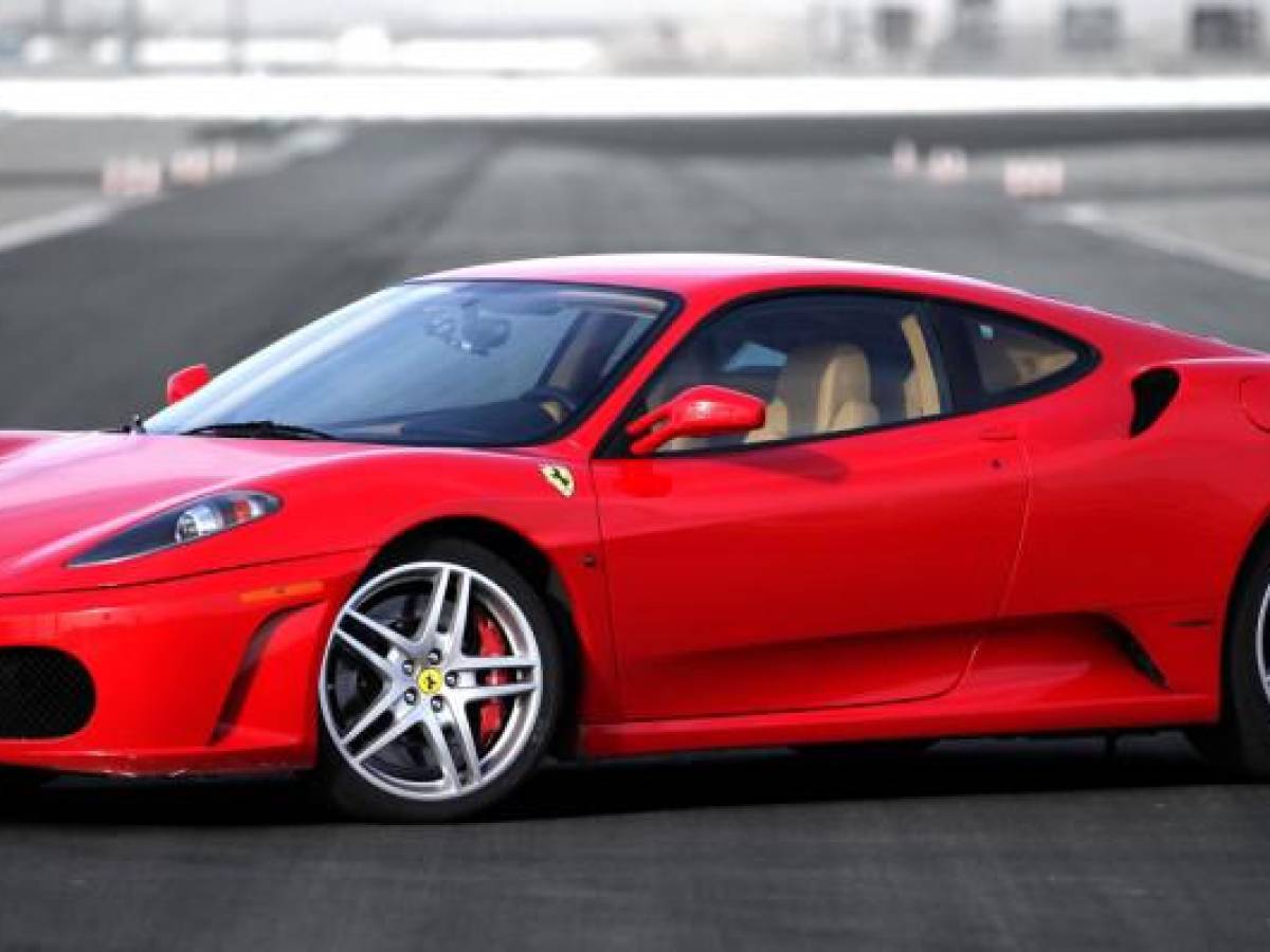 Ferrari apuesta a que en 2030 sus autos sean en un 80% eléctricos e híbridos