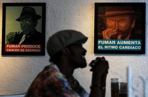 <i>El artista panameño Felipe Díaz habla de su obra ''Fumar es nocivo'' durante una exposición en la Ciudad de Panamá, el 23 de mayo de 2009. FOTO AFP FOTO/Elmer MARTÍNEZELMER MARTÍNEZ / AFP</i>