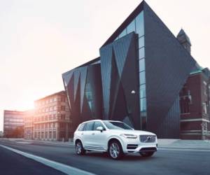 Conducir a bordo de una Volvo XC90 se convierte en una experiencia inigualable, no solo por las características visibles del vehículo, sino también por la tecnología inteligente e intuitiva que se incorpora para brindar seguridad a sus ocupantes y evitar accidentes.